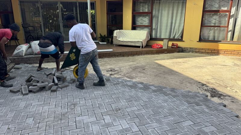 Laying a herringbone paving field by hand